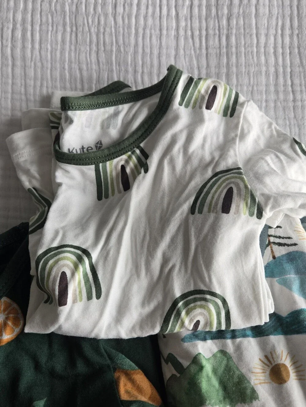 Kyte Baby Short Sleeve & Shorts Pajama Set in Hunter Rainbow — 3T | EUC